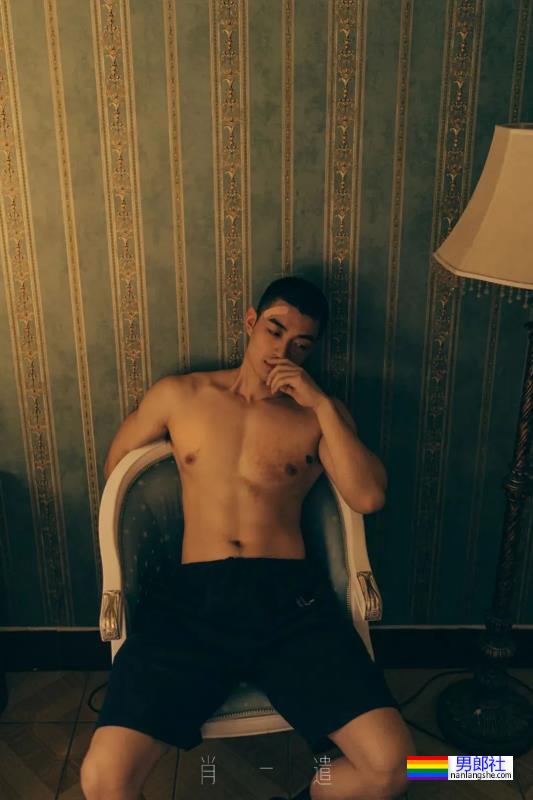 肖一遣最新写真绝了，这摔跤服小哥谁看了能抵抗得了！ - 51虹马