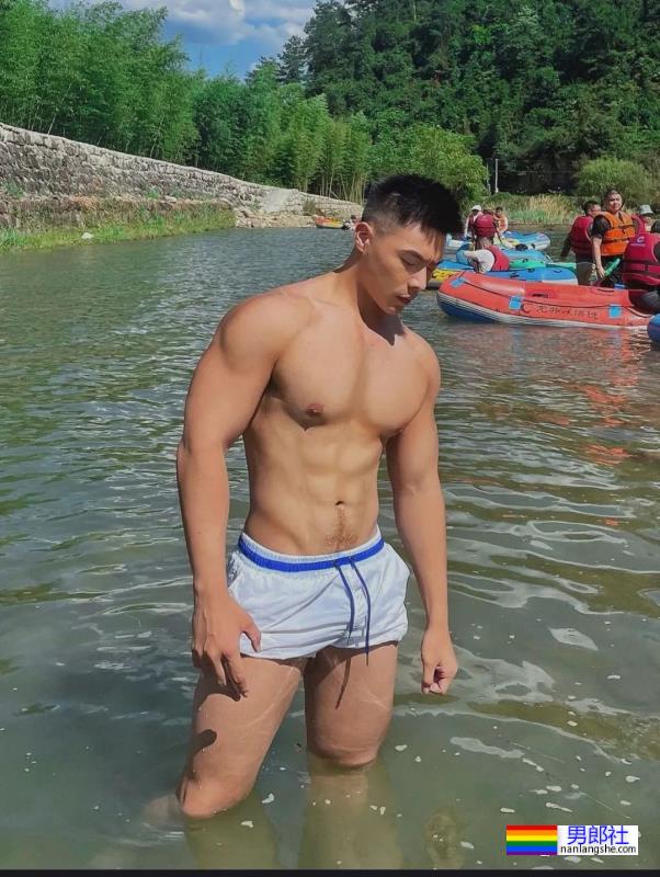 腹毛旺盛的肌肉帅哥在小溪边玩水-51虹马