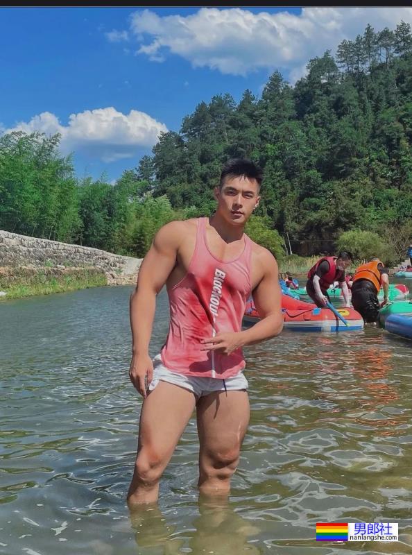 腹毛旺盛的肌肉帅哥在小溪边玩水 - 51虹马