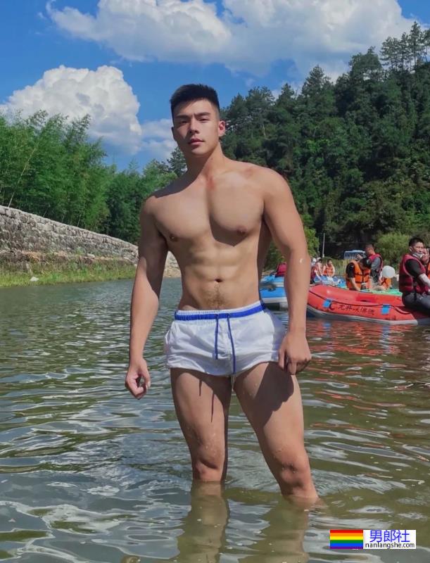 腹毛旺盛的肌肉帅哥在小溪边玩水 - 51虹马