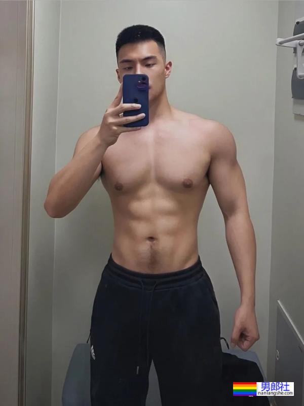 腹毛旺盛的肌肉帅哥在小溪边玩水 - 51虹马