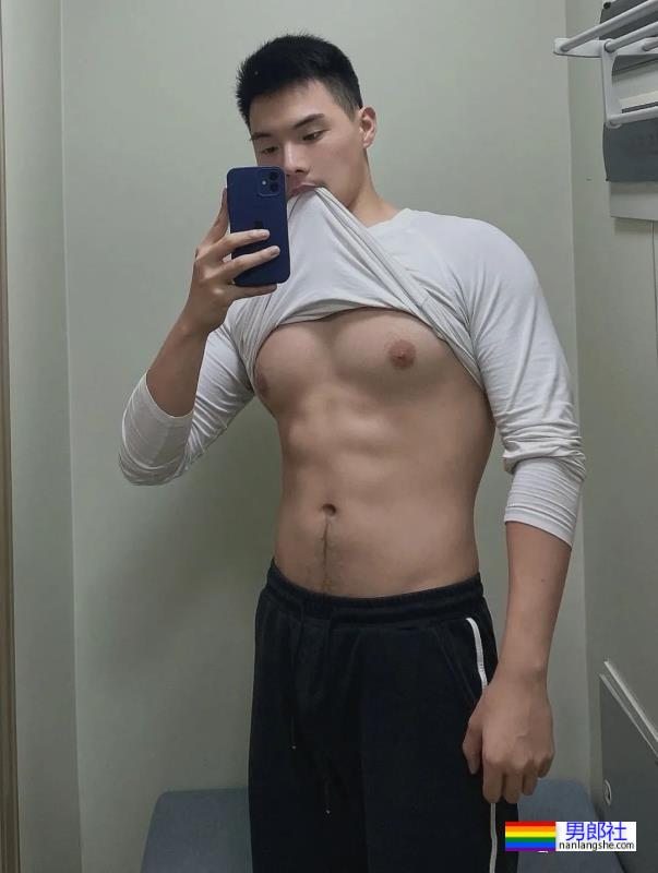 腹毛旺盛的肌肉帅哥在小溪边玩水 - 51虹马