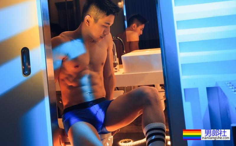 蜘蛛服紧身衣小哥找到了，大长腿公狗腰太色气！ - 51虹马