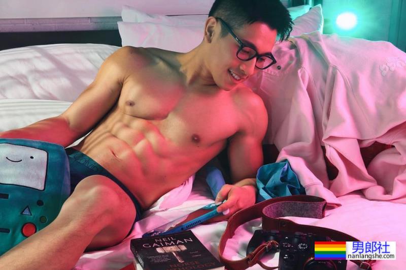 蜘蛛服紧身衣小哥找到了，大长腿公狗腰太色气！ - 51虹马