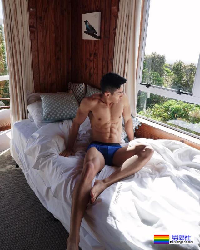 蜘蛛服紧身衣小哥找到了，大长腿公狗腰太色气！ - 51虹马