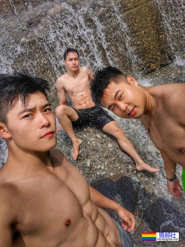 夏天就是要和肌肉男去野泳啊，赏心悦目 - 51虹马