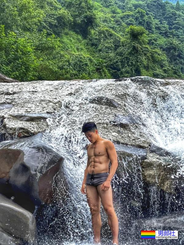 夏天就是要和肌肉男去野泳啊，赏心悦目 - 51虹马