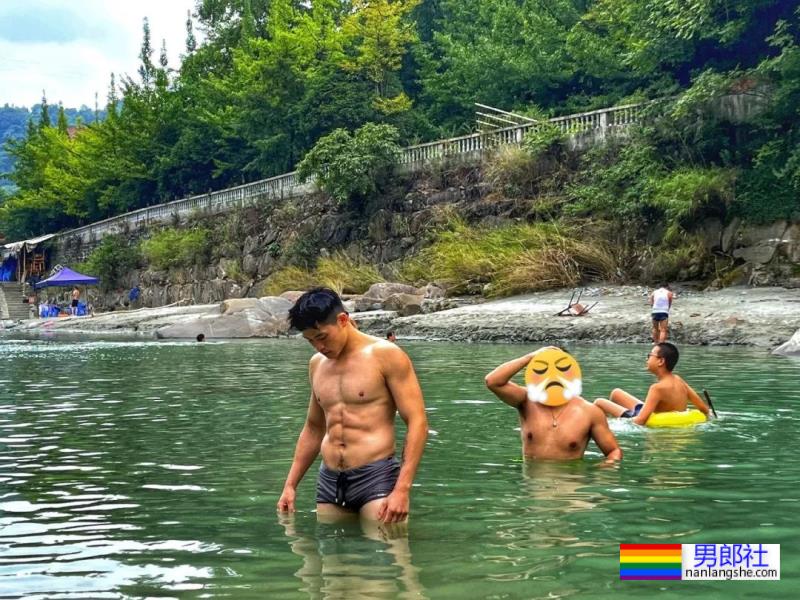 夏天就是要和肌肉男去野泳啊，赏心悦目 - 51虹马