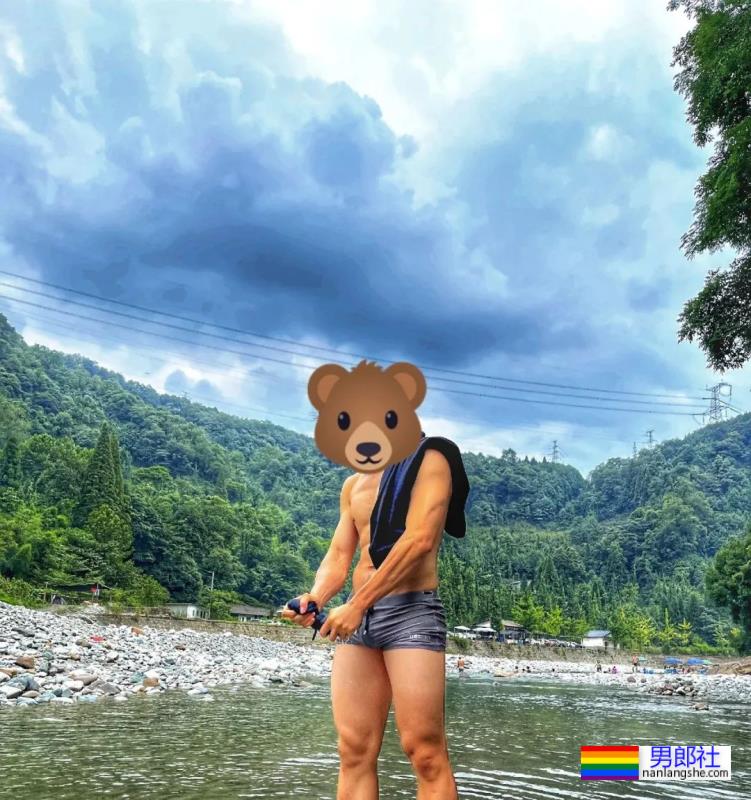 夏天就是要和肌肉男去野泳啊，赏心悦目 - 51虹马