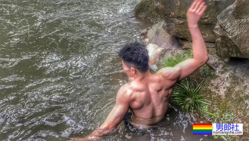 夏天就是要和肌肉男去野泳啊，赏心悦目 - 51虹马