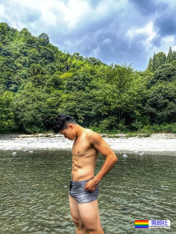 夏天就是要和肌肉男去野泳啊，赏心悦目 - 51虹马