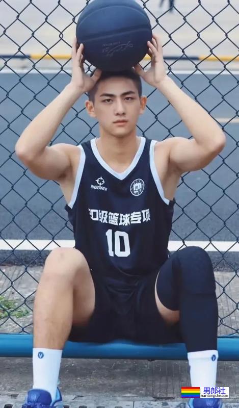 19岁寸头体育生小哥 - 51虹马