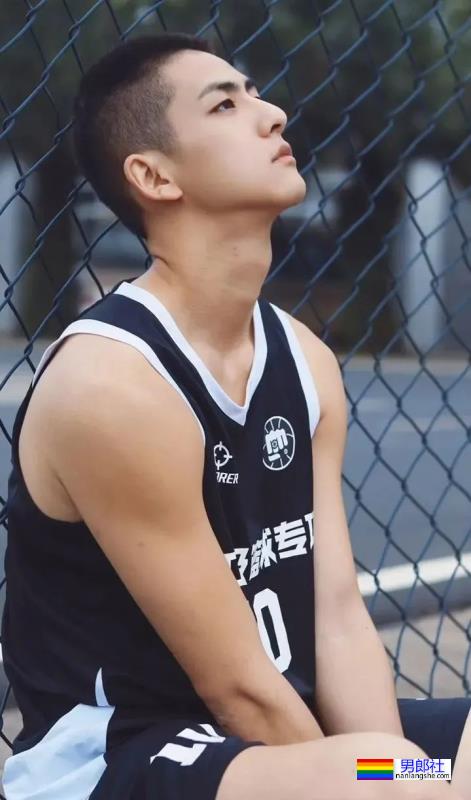 19岁寸头体育生小哥 - 51虹马