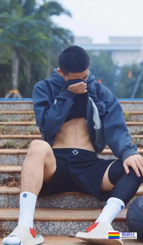 19岁寸头体育生小哥 - 51虹马