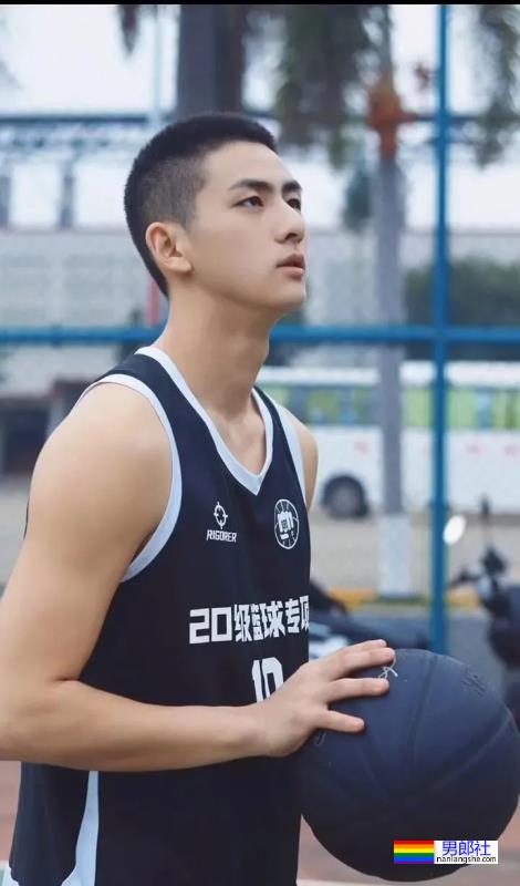 19岁寸头体育生小哥 - 51虹马