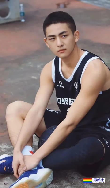 19岁寸头体育生小哥 - 51虹马