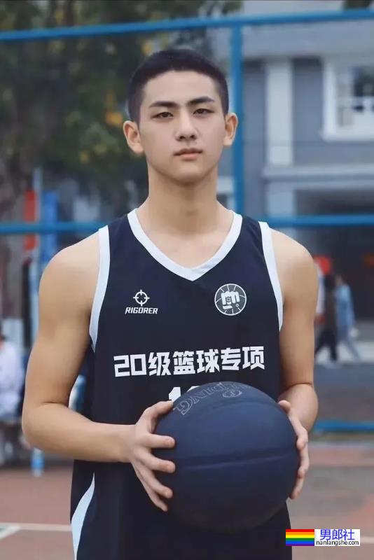 19岁寸头体育生小哥 - 51虹马