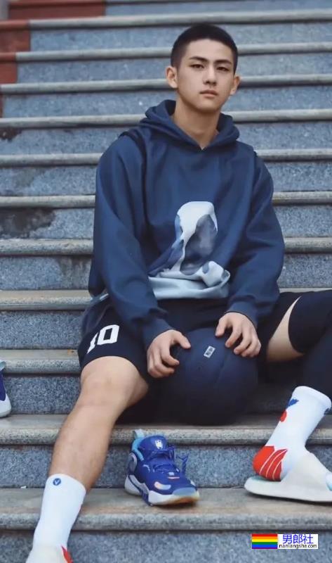 19岁寸头体育生小哥 - 51虹马