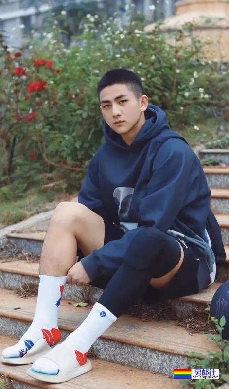 19岁寸头体育生小哥 - 51虹马