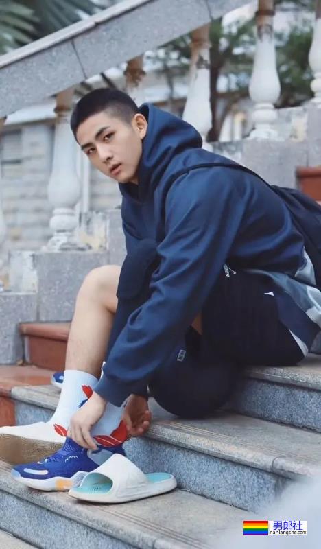 19岁寸头体育生小哥 - 51虹马