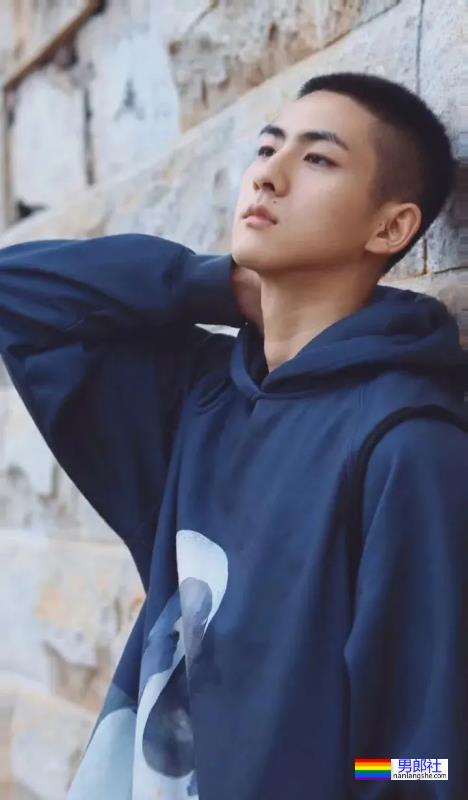 19岁寸头体育生小哥 - 51虹马