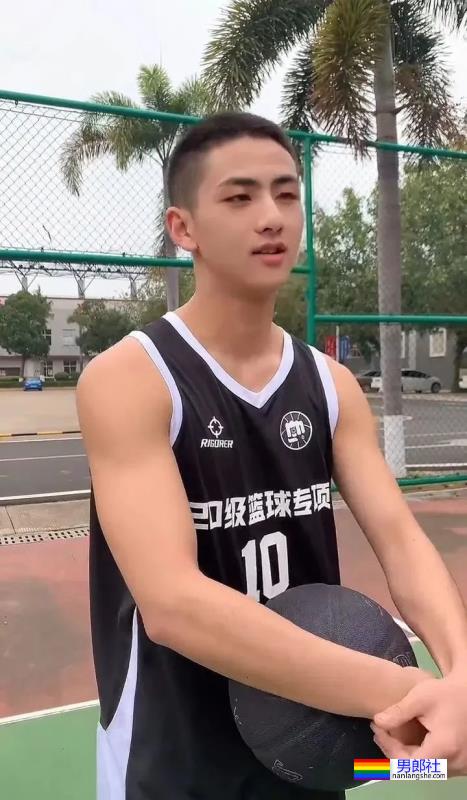 19岁寸头体育生小哥 - 51虹马