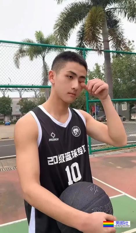 19岁寸头体育生小哥 - 51虹马