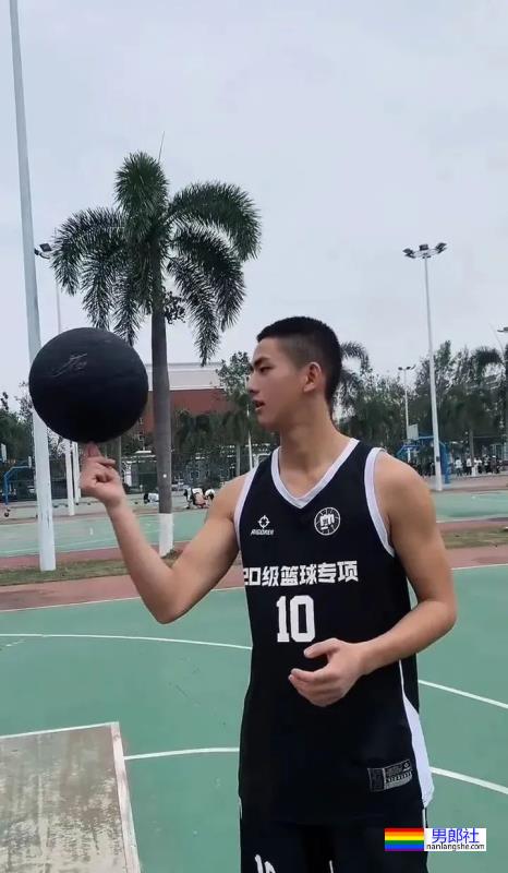 19岁寸头体育生小哥 - 51虹马