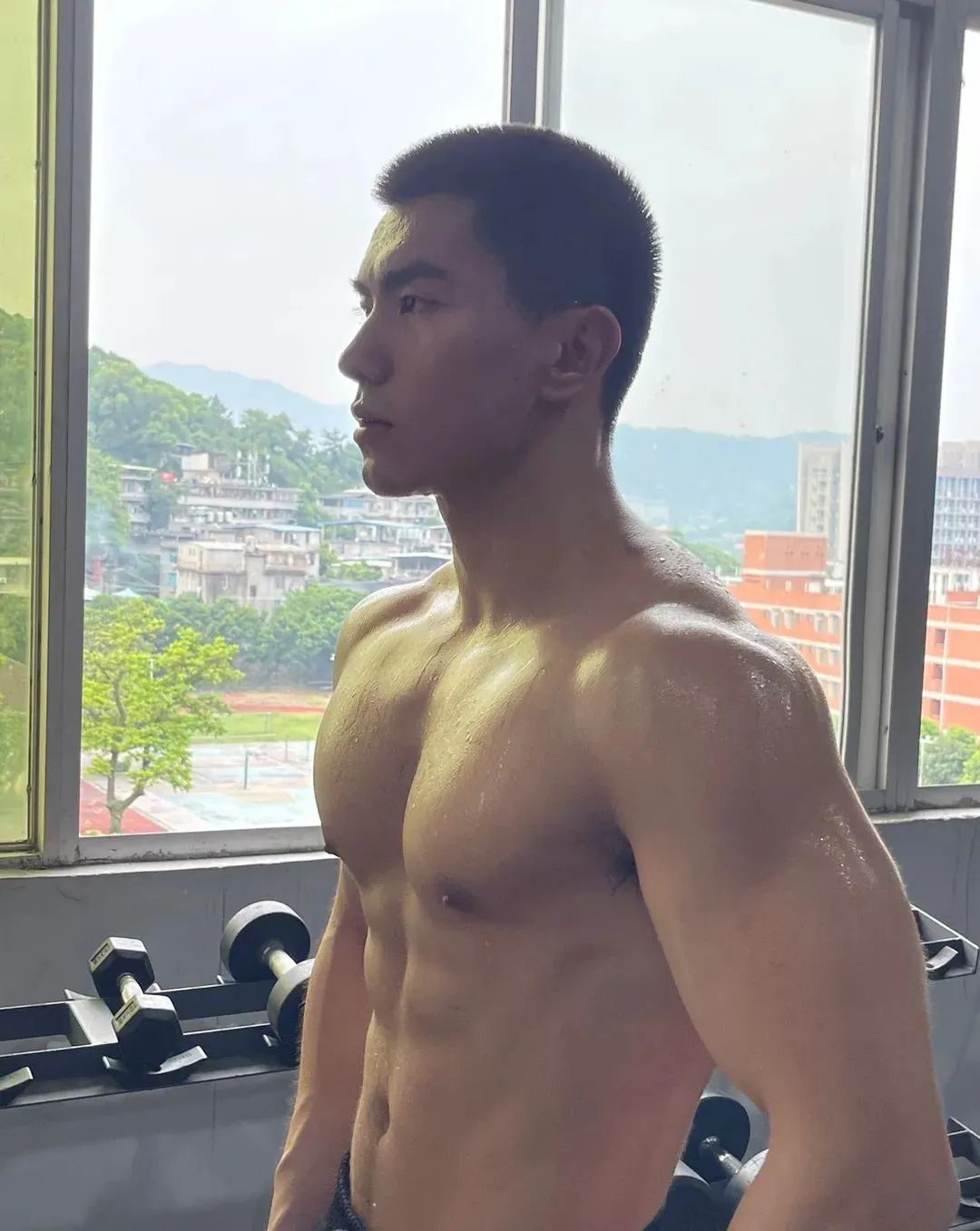 寸头黑皮小哥哥，身材太可了-51虹马