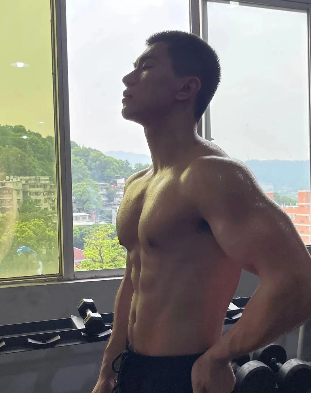 寸头黑皮小哥哥，身材太可了 - 51虹马