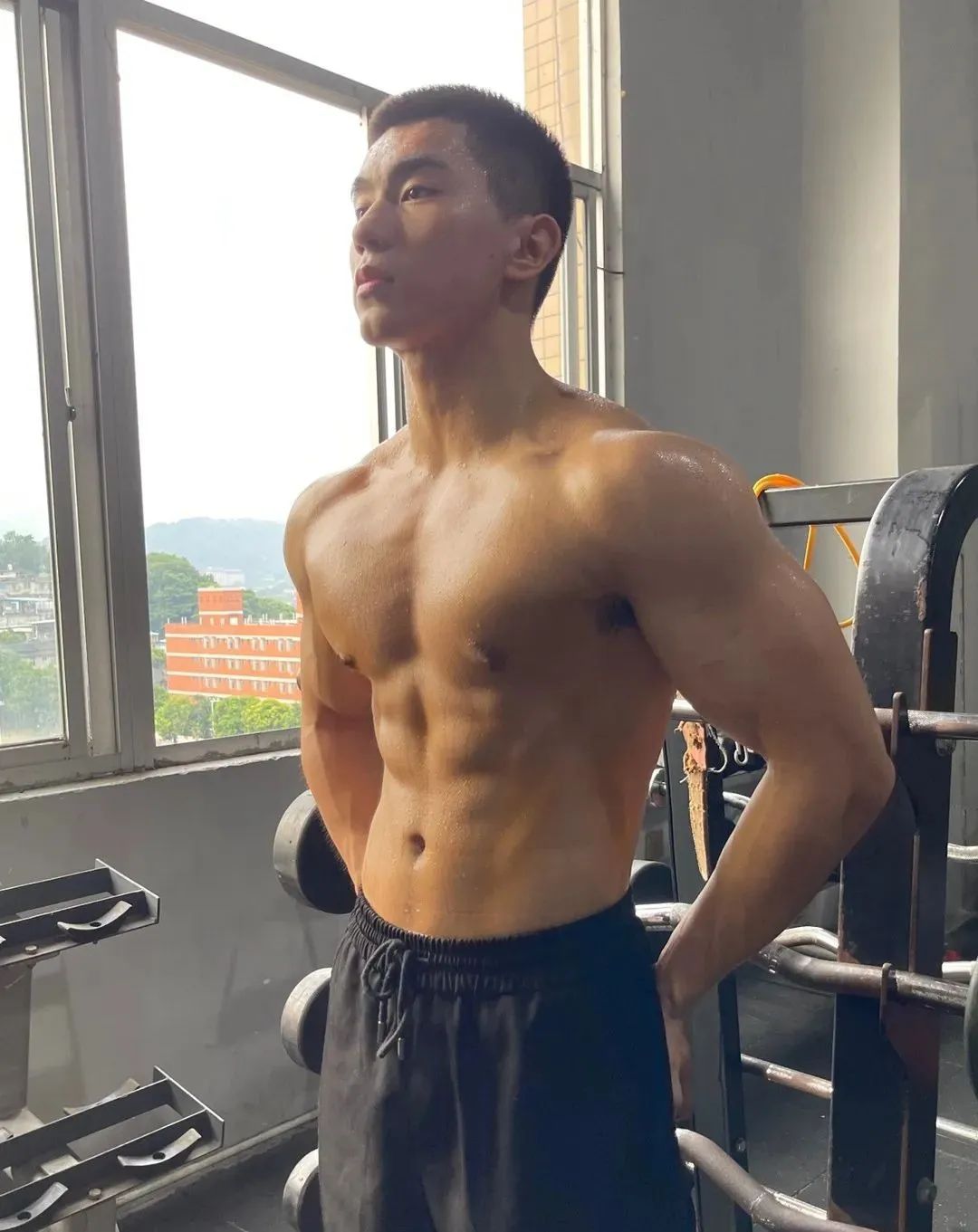 寸头黑皮小哥哥，身材太可了 - 51虹马