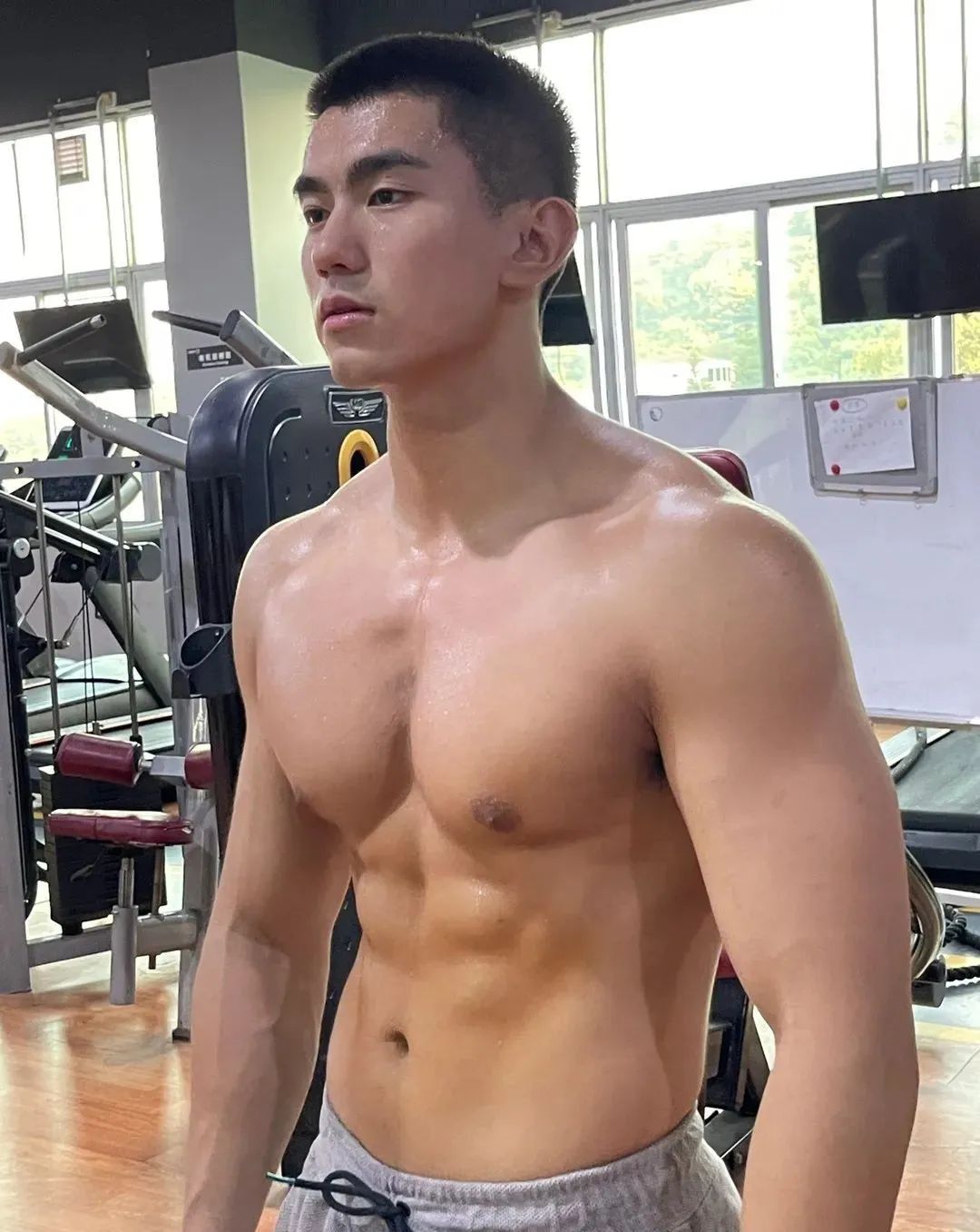 寸头黑皮小哥哥，身材太可了 - 51虹马