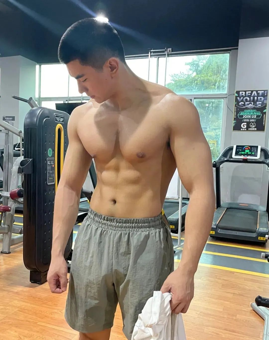 寸头黑皮小哥哥，身材太可了 - 51虹马