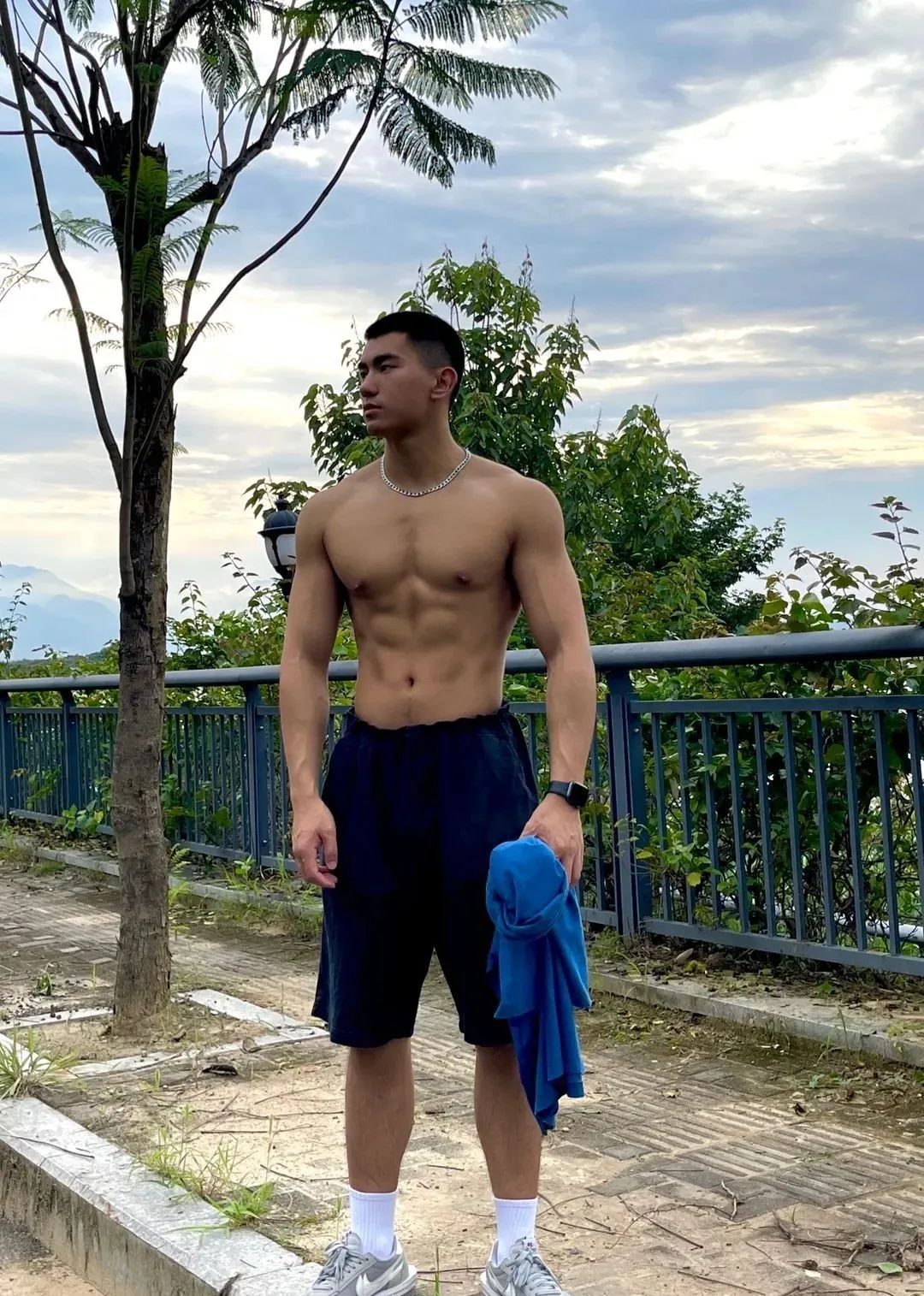 寸头黑皮小哥哥，身材太可了 - 51虹马