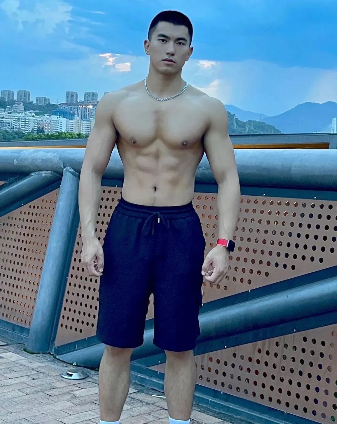 寸头黑皮小哥哥，身材太可了 - 51虹马