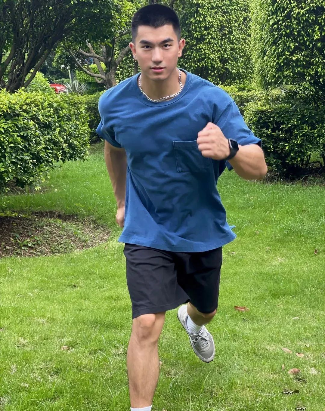 寸头黑皮小哥哥，身材太可了 - 51虹马