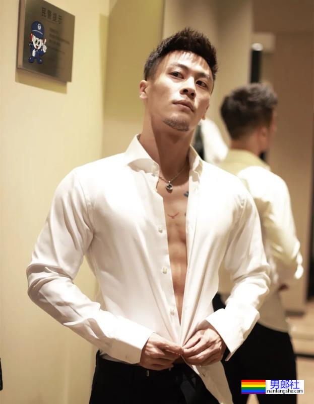 试衣间里换衣服的正装肌肉男,穿运动短裤才是宝藏! - 51虹马 试衣间里换衣服的正装肌肉男,穿运动短裤才是宝藏! - 51虹马