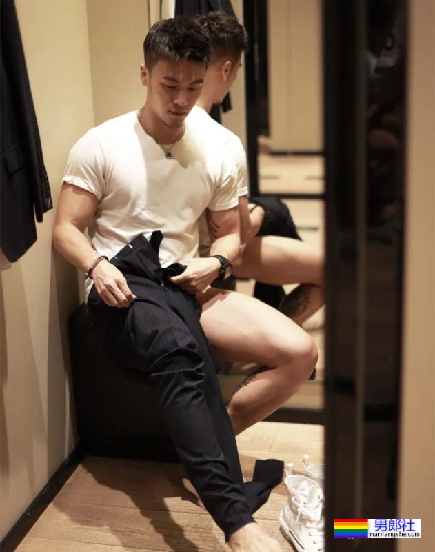 试衣间里换衣服的正装肌肉男,穿运动短裤才是宝藏! - 51虹马 试衣间里换衣服的正装肌肉男,穿运动短裤才是宝藏! - 51虹马