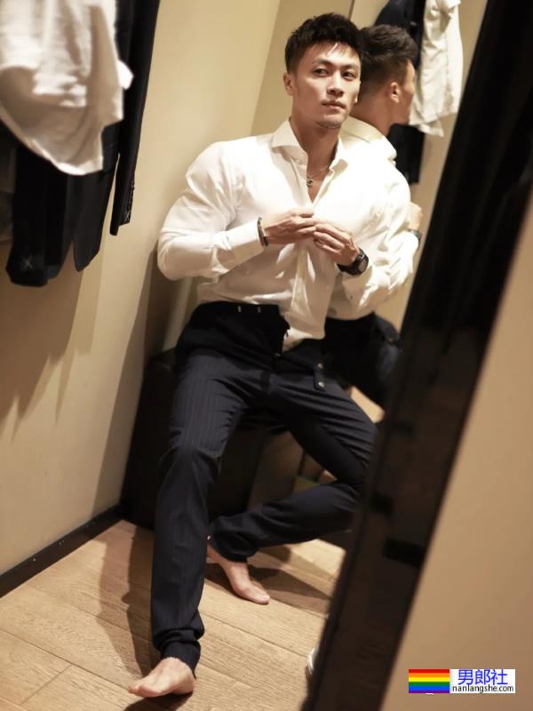 试衣间里换衣服的正装肌肉男,穿运动短裤才是宝藏! - 51虹马 试衣间里换衣服的正装肌肉男,穿运动短裤才是宝藏! - 51虹马