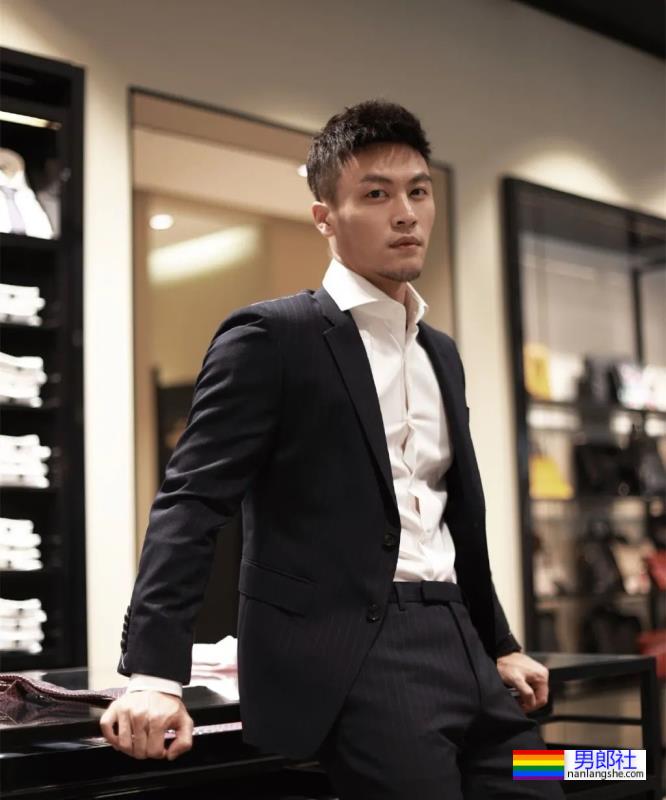 试衣间里换衣服的正装肌肉男,穿运动短裤才是宝藏! - 51虹马 试衣间里换衣服的正装肌肉男,穿运动短裤才是宝藏! - 51虹马