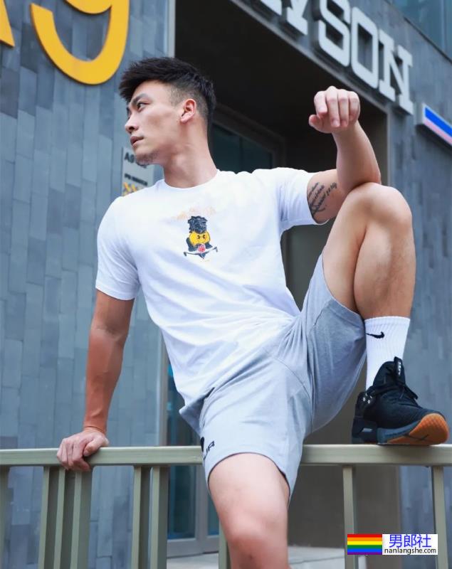 试衣间里换衣服的正装肌肉男,穿运动短裤才是宝藏! - 51虹马 试衣间里换衣服的正装肌肉男,穿运动短裤才是宝藏! - 51虹马