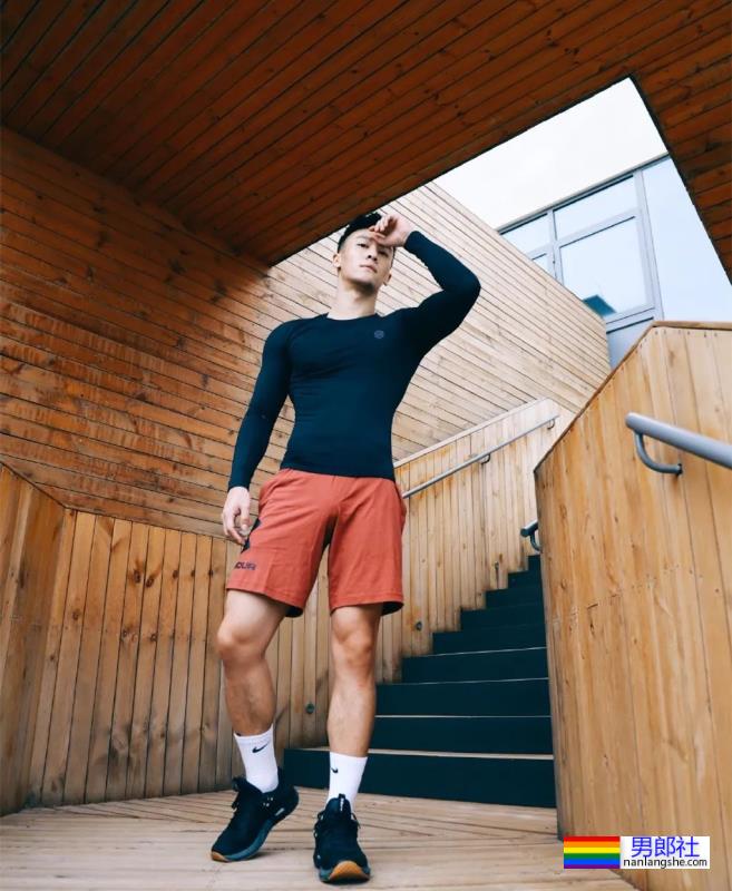 试衣间里换衣服的正装肌肉男,穿运动短裤才是宝藏! - 51虹马 试衣间里换衣服的正装肌肉男,穿运动短裤才是宝藏! - 51虹马