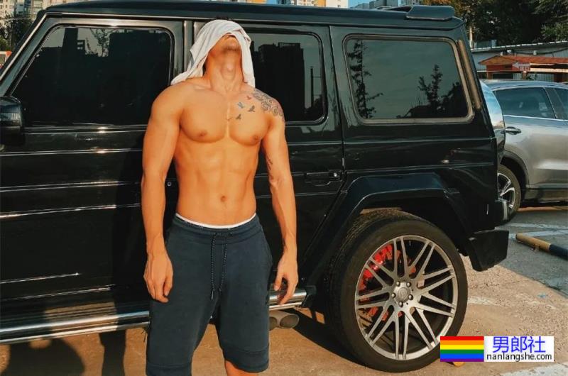 试衣间里换衣服的正装肌肉男,穿运动短裤才是宝藏! - 51虹马 试衣间里换衣服的正装肌肉男,穿运动短裤才是宝藏! - 51虹马