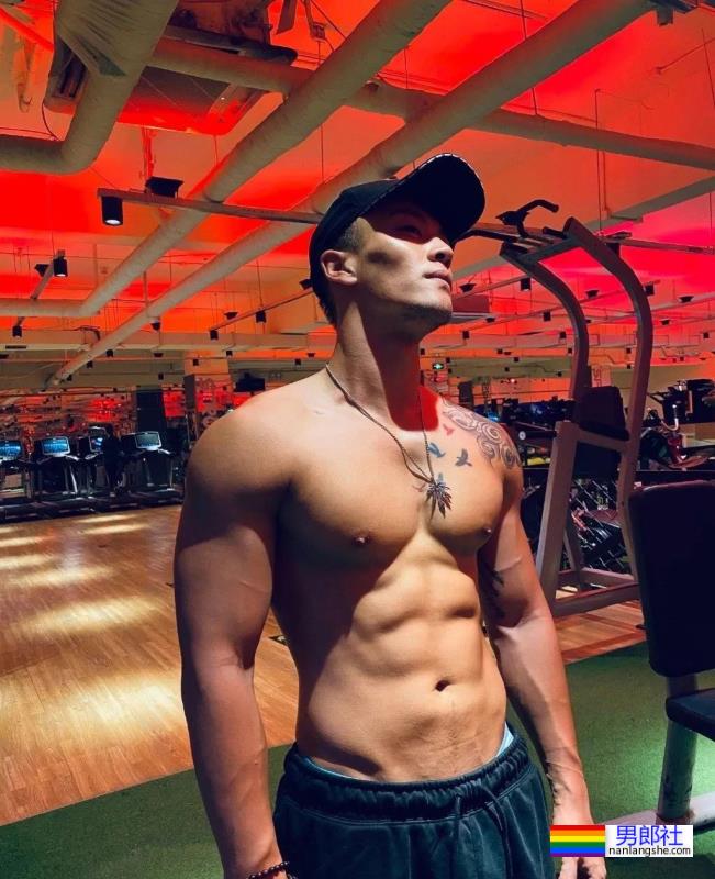 试衣间里换衣服的正装肌肉男,穿运动短裤才是宝藏! - 51虹马 试衣间里换衣服的正装肌肉男,穿运动短裤才是宝藏! - 51虹马