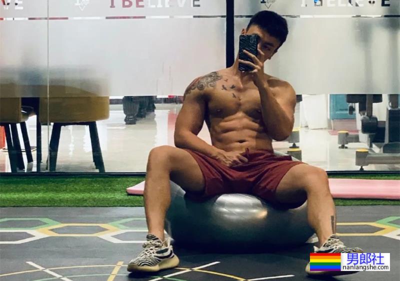 试衣间里换衣服的正装肌肉男,穿运动短裤才是宝藏! - 51虹马 试衣间里换衣服的正装肌肉男,穿运动短裤才是宝藏! - 51虹马