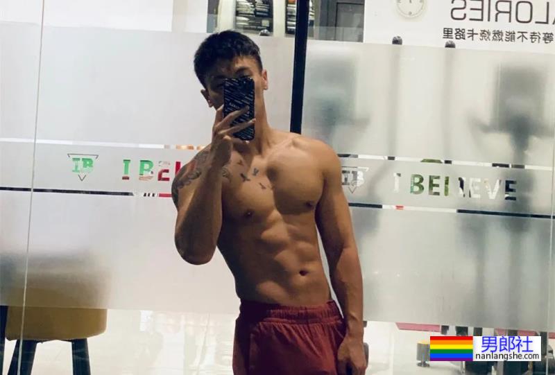 试衣间里换衣服的正装肌肉男,穿运动短裤才是宝藏! - 51虹马 试衣间里换衣服的正装肌肉男,穿运动短裤才是宝藏! - 51虹马