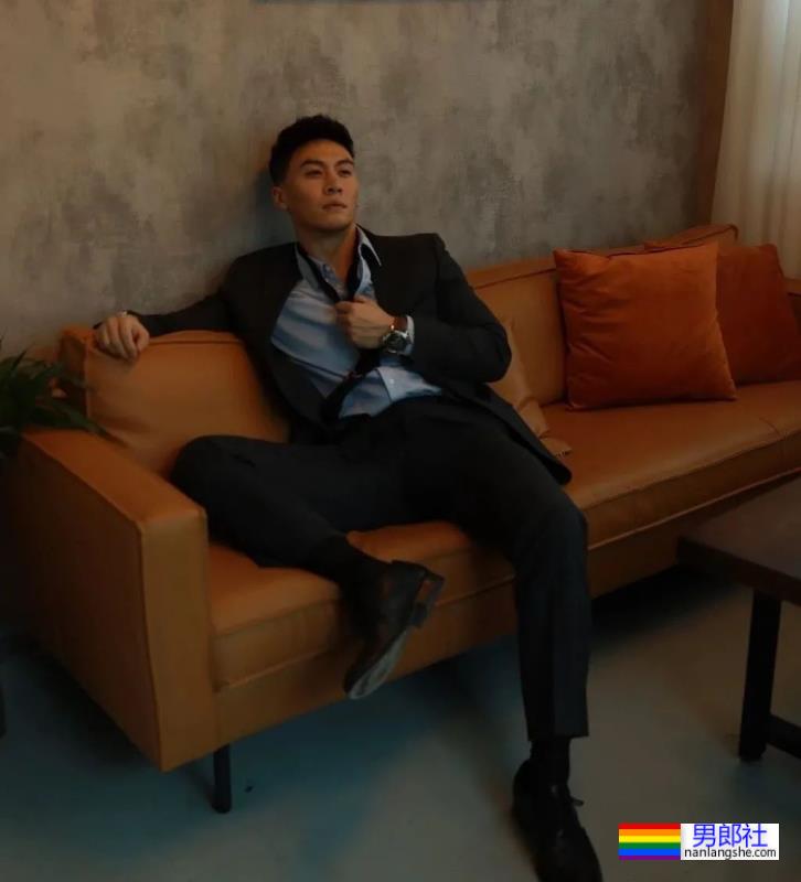 试衣间里换衣服的正装肌肉男,穿运动短裤才是宝藏! - 51虹马 试衣间里换衣服的正装肌肉男,穿运动短裤才是宝藏! - 51虹马