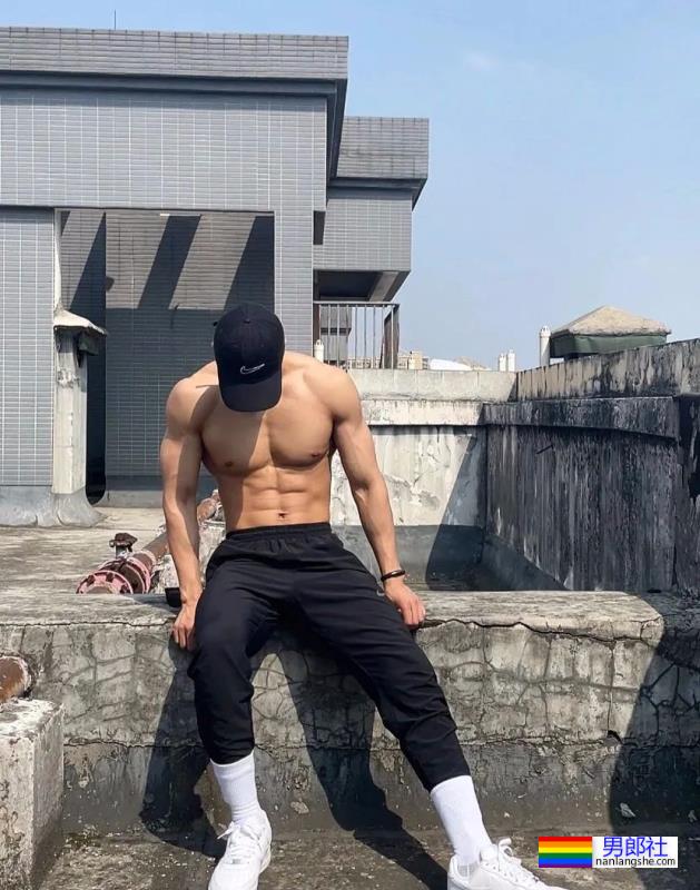 188cm健身博主，六块腹肌真结实！ - 51虹马