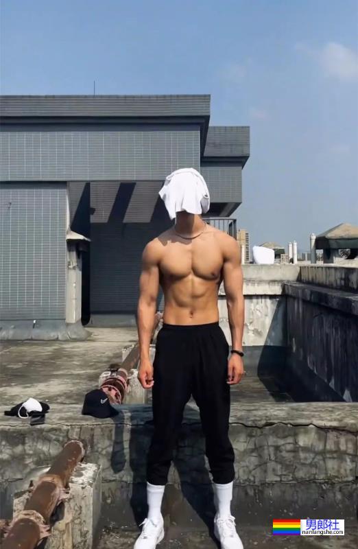 188cm健身博主，六块腹肌真结实！ - 51虹马