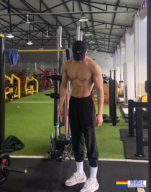 188cm健身博主，六块腹肌真结实！ - 51虹马